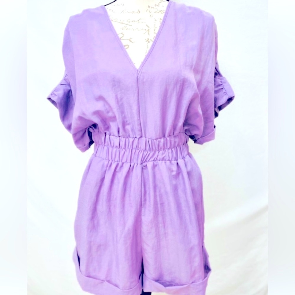 Glam Lavender Short Cuff Sleeve Cuff Hem V Neck Side Pockets Romper NWT Large